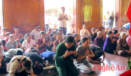 “Cô” Thủy cùng các tín đồ tà đạo Hoàng Thiên Long quỳ trước bàn thờ Nhà tưởng niệm Hồ Chí Minh (Kim Liên).