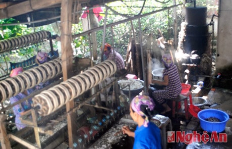 Công nhân ươm tơ bên cạnh nồi hơi ở Làng nghề dâu tằm tơ Xuân Như.