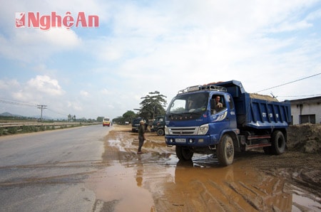 Ô tô quay đầu lùi vào bốc cát và nước chảy ra đường, (chụp lúc 9 giờ ngày 31/10/2013)