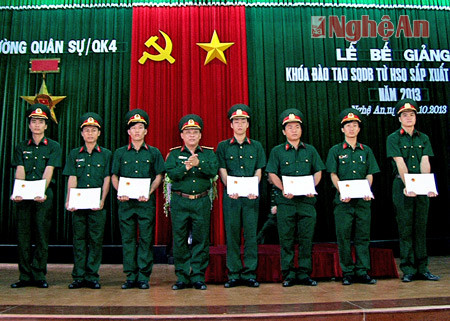 Đại tá Nguyễn Hữu Hòa, Hiệu trưởng Trường Quân sự Quân khu 4 trao Bằng tốt nghiệp loại Giỏi cho các học viên SQDB.