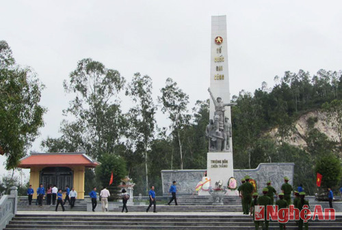 Đài Truông Bồn chiến thắng cũng đón nhiều đoàn khách đến dâng hương.