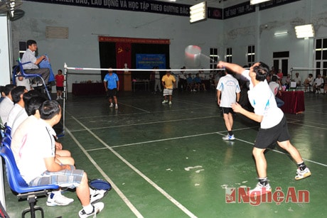 Trận đấu giữa đội Ban Tuyên giáo tỉnh ủy gặp đội Báo Nghệ An