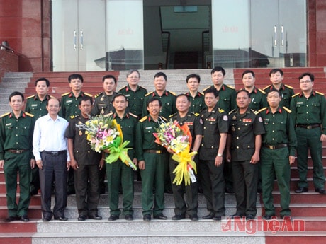 Đoàn cán bộ cao Quân đội Hoàng gia Campuchia chụp ảnh lưu niệm với các đồng chí trong Thường vụ Đảng ủy Bộ CHQS tỉnh