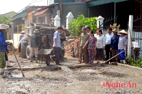 Làm đường bê tông ở khối 11, phường Cửa Nam, TP. Vinh.