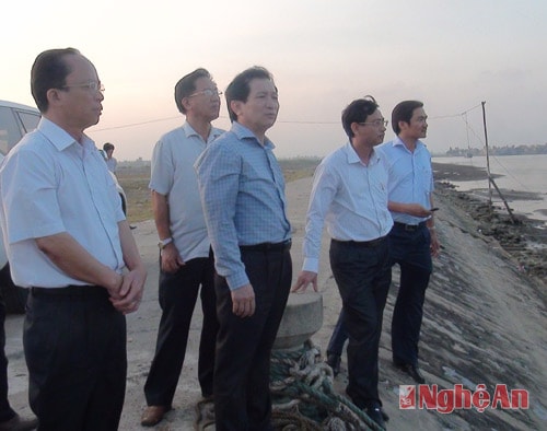 Đồng chí Đinh Viết Hồng kiểm tra công tác phòng chống cơn bão số 12 tại huyện Quỳnh Lưu