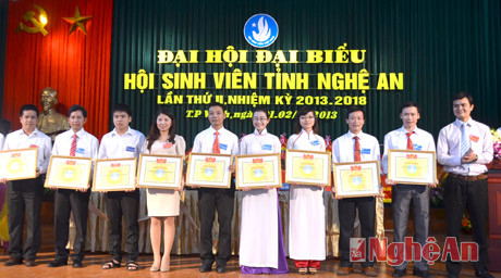 Trao bằng khen cho các tập thể, cá nhân có thành tích xuất sắc trong nhiệm kỳ qua