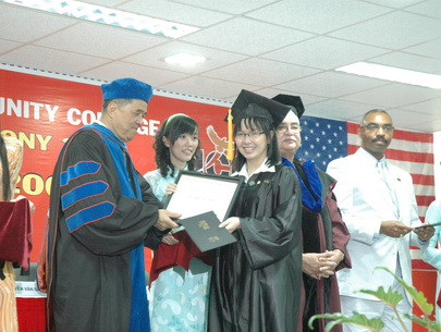 Lễ nhận bằng tốt nghiệp của một chương trình liên kết đào tạo với nước ngoài.