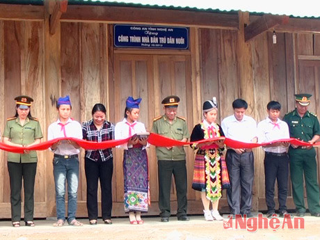 Cắt băng khánh thành và bàn giao nhà bán trú dân nuôi cho thầy và trò trường THCS bán trú xã Bắc Lý