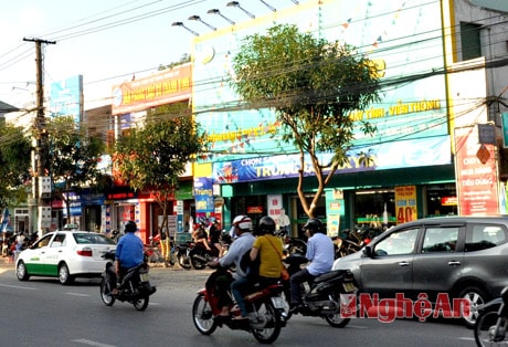 Một quãng phố nghề Điện tử - Viễn thông trên đường Nguyễn Thị Minh Khai.