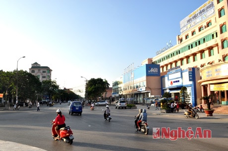 Đường Nguyễn Thị Minh Khai nhìn từ ngã năm Bưu điện tỉnh.
