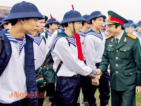 Đại tá Bùi Hoài Thanh - Chính ủy Bộ CHQS tỉnh dặn dò các thanh niên lên đường nhập ngũ. Ảnh: Trọng Kiên