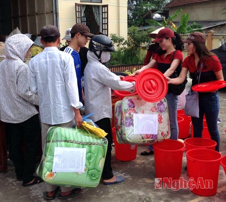 Nhóm Thiện Nguyện trong hành trình Hướng về miền Trung năm 2013 tại Vũ Quang (Hà Tĩnh)