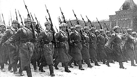 Cuộc duyệt binh của các chiến sĩ Hồng quân ở Quảng trường Đỏ.