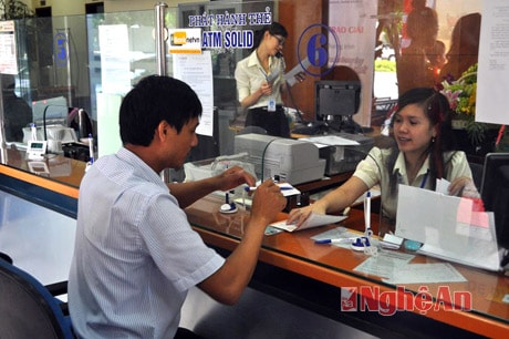 Nhân viên Ngân hàng SHB - Chi nhánh Vinh hướng dẫn khách hàng làm thủ tục vay vốn.