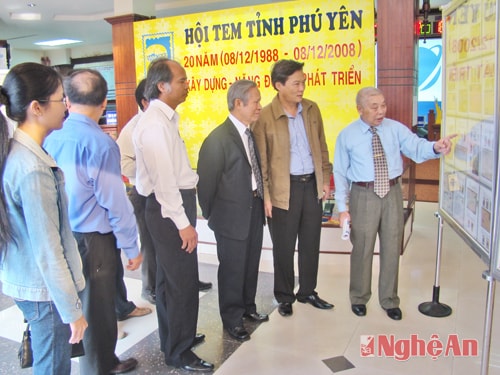 Ông Hoàng Sĩ Huỳnh giới thiệu bộ sưu tập tem.