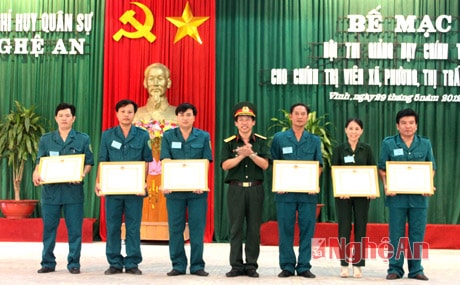 Bộ CHQS tỉnh trao giải Hội thi “Chính trị viên xã phường giỏi” (năm 2012) cho các đồng chí đạt kết quả cao.