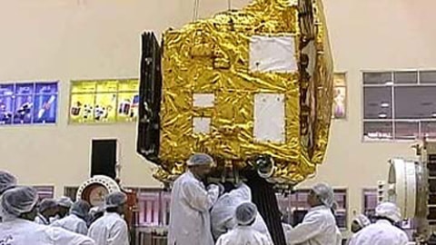 Các nhà khoa học Ấn Độ bên tàu vũ trụ Mangalyaan (Ảnh: NDTV)