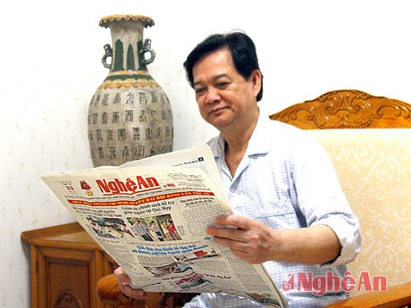 Thủ tướng Nguyễn Tấn Dũng đọc Báo Nghệ An. Ảnh: Phan Văn Toàn