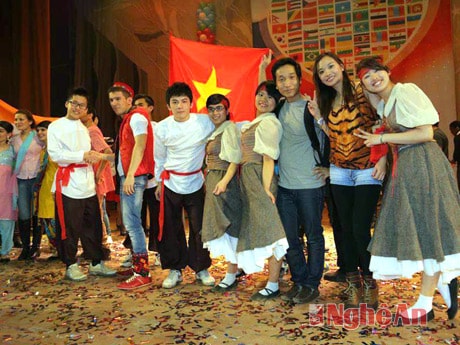 Học sinh chuyên Nga Trường THPT chuyên Phan Bội Châu trong buổi Dạ hội Nga.