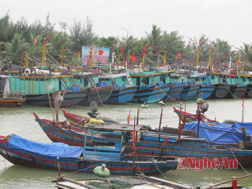 Tàu thuyền vào bờ trú ẩn tại âu trú bão ở Cửa Hội.