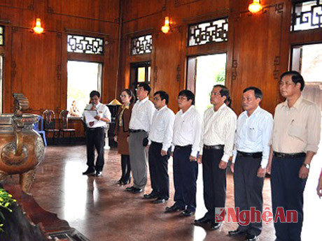 Đoàn lãnh đạo tỉnh Lâm Đồng dâng hoa, dâng hương tưởng niệm Bác Hồ tại Khu di tích Kim Liên 