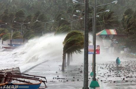 Gió mạnh, sóng to, mưa lớn... khiến Philippines tan hoang khi siêu bão đổ bộ (Ảnh: AFP)