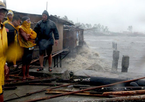 Người dân ở đảo miền trung  Bacalod, Philippines, trong bão Haiyan. Ảnh: AFP