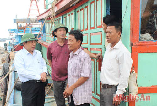 Đồng chí Nguyễn Xuân Đường trao đổi với ngư dân về phương án trú bão an toàn ở Cửa Hội