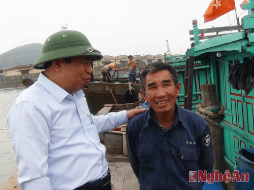 Chủ tịch UBND tỉnh Nguyễn Xuân Đường động viên các ngư dân TX Cửa Lò  tránh bão 