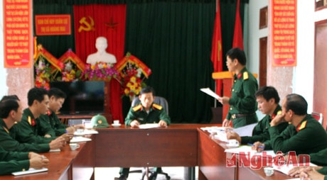 Đồng chí Chính ủy Bộ CHQS tỉnh kiểm tra phương án trực sẵn sang chiến đấu và phương án phòng chống bão của Ban CHQS thị xã Hoàng Mai