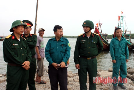 Đồng chí Chính ủy Bộ CHQS tỉnh kiểm tra công tác neo đậu tàu thuyền bảo đảm an toàn ở xã Diễn Ngọc, huyện Diễn Châu