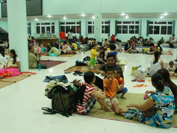 Người dân quận Liên Chiểu (Đà Nẵng) được sơ tán đến nơi an toàn tránh bão. (Nguồn: TTXVN)
