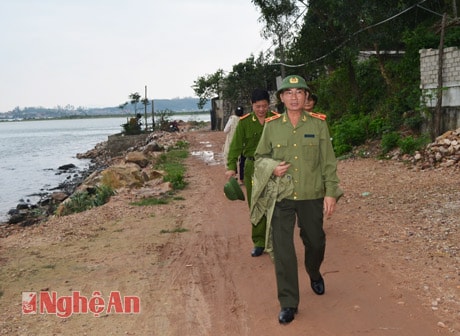 Thiếu tướng Nguyễn Xuân Lâm, Giám đốc công an tỉnh đến xóm Rồng, xã Nghi Thiết chỉ đạo việc sơ tán dân