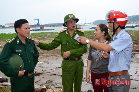 Các chiến sĩ có mặt tại các vùng xung yếu để giúp dân.