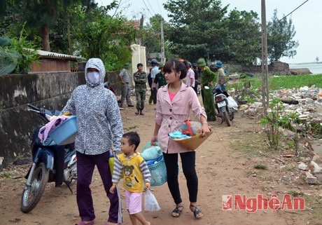 Người dân xã Nghi Thiết di dời nhà cửa, sơ tán bão 