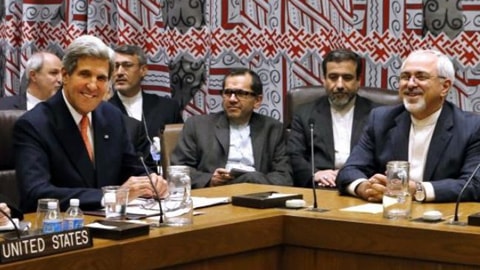 Ngoại trưởng Iran Javad Zarif (ngoài cùng bên phải) và Ngoại trưởng Mỹ John Kerry tại cuộc đàm phán giữa Iran và nhóm P5+1 ở New York ngày 26/9 (Ảnh: Press TV)