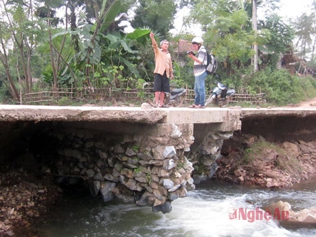 Tác nghiệp trên cầu ở Đôn Phục - Con Cuông. (Ảnh H.P)