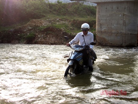 CTV Báo Nghệ An vượt suối. (ảnh H.V)