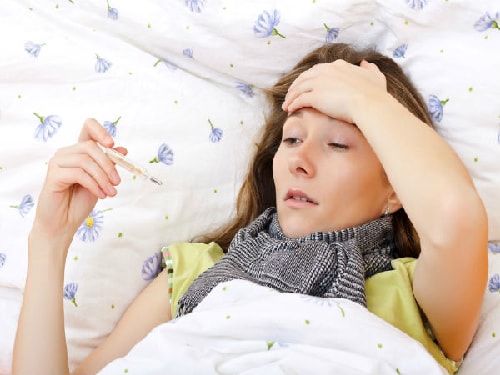 Sốt và đau đầu được coi là một kết hợp chết người. Ảnh: ojushealthcare