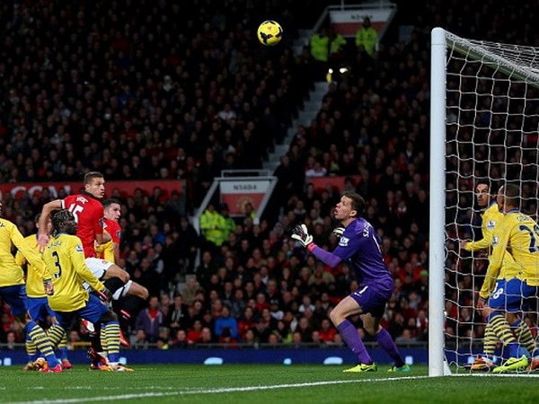 Robin van Persie ghi bàn hạ đội bóng cũ Arsenal. (Nguồn: PA)