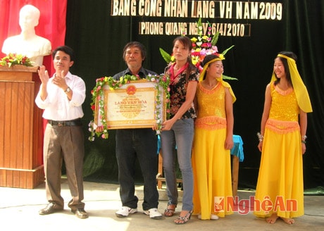 Nguyễn Tiến Dũng (ngoài cùng bên trái) tại lễ trao bằng công nhận Làng Văn hóa Phong Quang.