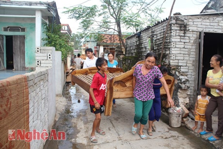 Người dân TX Hoàng Mai chuyển tài sản về nhà ổn định cuộc sống