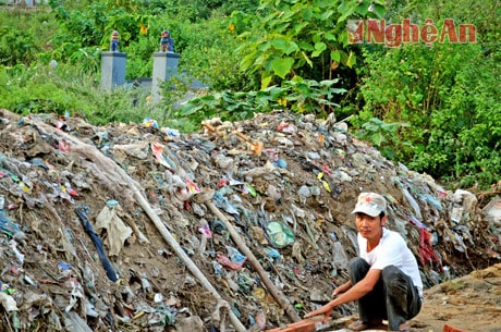 Anh Phan Tiến Chiến bên bãi rác khổng lồ nằm lẫn trong khu nghĩa trang