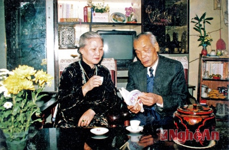 Nhà thơ Phan Xuân Hạt và bà Cao Thị Bạch Hường.