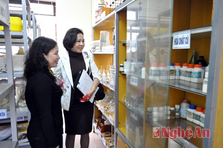 Đoàn đại biểu Quốc hội và HĐND tỉnh giám sát việc sử dụng thiết bị thực hành, thí nghiệm tại Trường THCS Hà Huy Tập.