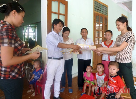 Anh Nguyễn Văn Phong, chuyên trách dân số xã Thanh Mỹ, huyện Thanh Chương tư vấn cho giáo viên, phụ huynh tại trường mầm non của xã.