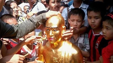 Người dân bức xúc trước bức tượng mới có bề ngoài giống sư trụ trì tại chùa Chân Long