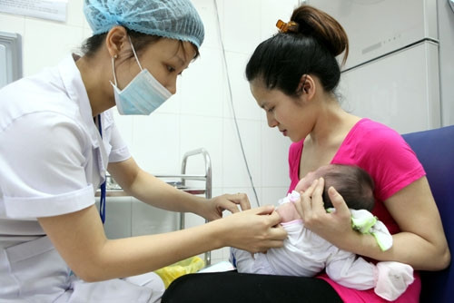 Tiêm vaccin cho trẻ.