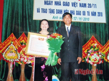 Cô Lê Thị Hà tại buổi lễ trao tặng danh hiệu Nhà giáo ưu tú.