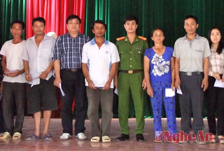 Ông Nguyễn Đăng Lộc đại diện cộng đồng người Việt ở Cộng hòa Zech va Trưởng Công an Thị xã Hoàng Mai trao qua cho ba con phường Quynh Di 